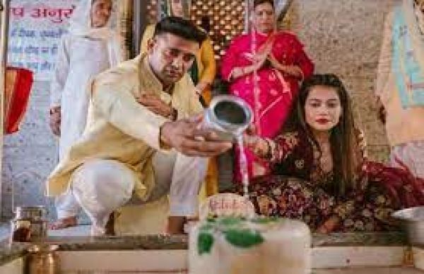 अभिनेत्री पायल रोहतगी ने शादी से पहले राजेश्वर महादेव मंदिर में की पूजा अर्चन