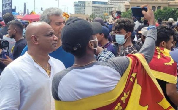 पूर्व क्रिकेटर सनथ जयसूर्या कोलंबो में सरकार विरोधी प्रदर्शनकारियों के बीच पहुंचे