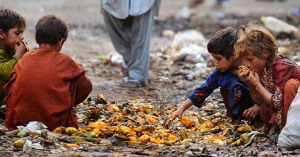 पाकिस्तान में महंगाई की मार से बेहाल ग़रीब बोले- एक वक़्त का ही भोजन मिल पा रहा