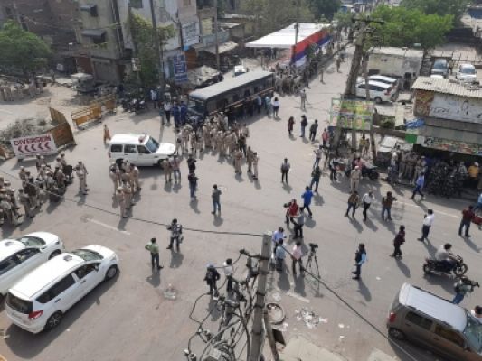 जहांगीरपुरी हिंसा : वांछित आरोपी गिरफ्तार, विरोध में लोगों ने पुलिस पर किया पथराव
