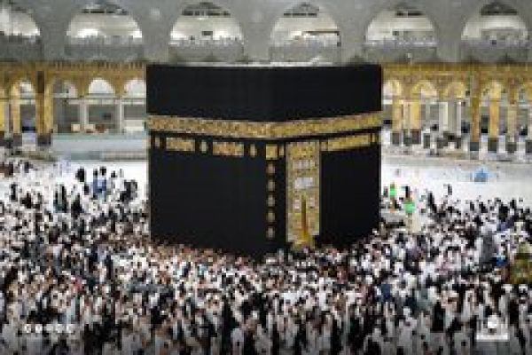 मक्का में मुस्लिम श्रद्धालु फिर चूम सकते हैं काबे का काला पत्थर