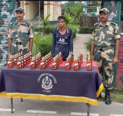 ​बीएसएफ ने बांग्लादेशी तस्कर को किया गिरफ्तार, 48 बोतल अवैध शराब जब्त