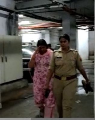 श्रीकांत त्यागी की गिरफ्तारी के बाद उसकी पत्नी को घर वापस लेकर पहुंची नोएडा पुलिस