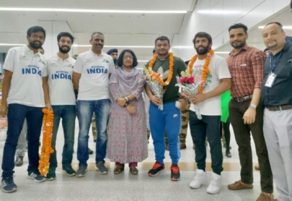 भारत के राष्ट्रमंडल खेलों के नायकों का गर्मजोशी से स्वागत