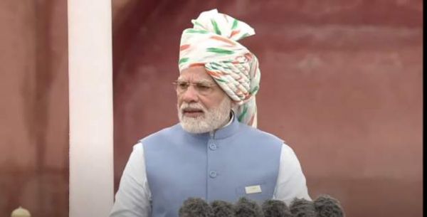 स्वतंत्रता दिवस पर प्रधानमंत्री मोदी ने तिरंगे की धारियों वाला साफा पहना