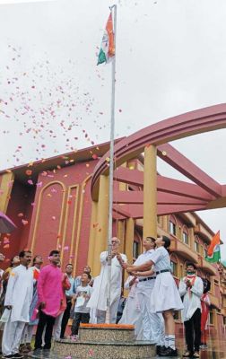 आजादी के अमृत महोत्सव पर डीपीएस रायपुर में लहराया तिरंगा