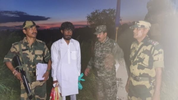 सीमा पार कर गलती से भारत पहुंचे पाकिस्तानी युवक को बीएसएफ ने लौटाया