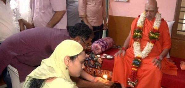 कर्नाटक: मुस्लिम जोड़े ने हिंदू संत को किया घर पर आमंत्रित, पैर धोकर दिया सम्मान