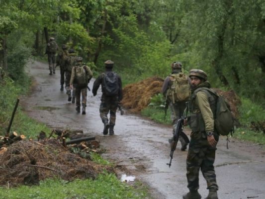 कश्मीर में सुरक्षा बलों के लिए 'अदृश्य दुश्मन' क्यों बन चुका है टीआरएफ?