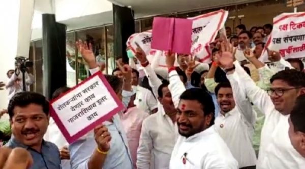 महाराष्ट्र : शिंदे गुट, विपक्षी विधायक आपस में भिड़े, विधानसभा के बाहर मारपीट (लीड-1)