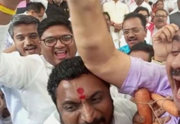 महाराष्ट्र : एमवीए और शिंदे गुट के विधायकों के बीच हुई धक्का-मुक्की