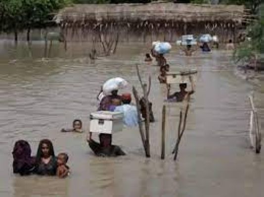 पाकिस्तान में बाढ़ और बारिश से जनजीवन प्रभावित, अब तक 900 से अधिक लोगों की मौत