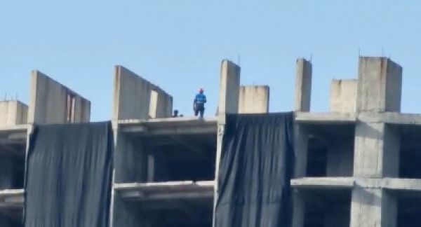 ट्विन टावर : विस्फोट से पहले अंतिम तैयारियों में जुटे हैं एडिफिस के इंजीनियर, कर्मचारी