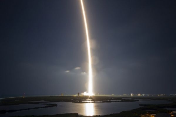 स्पेसएक्स ने अपने 40वें मिशन को पूरा करते हुए 51 और स्टारलिंक उपग्रह लॉन्च किए