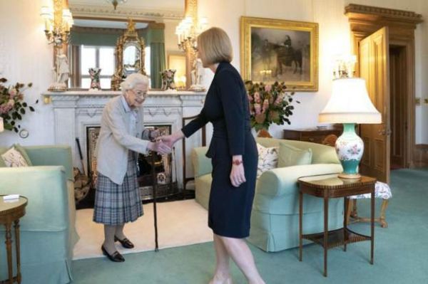 लिज़ ट्रस बनीं ब्रिटेन की नई प्रधानमंत्री, क्वीन एलिज़ाबेथ से की मुलाक़ात