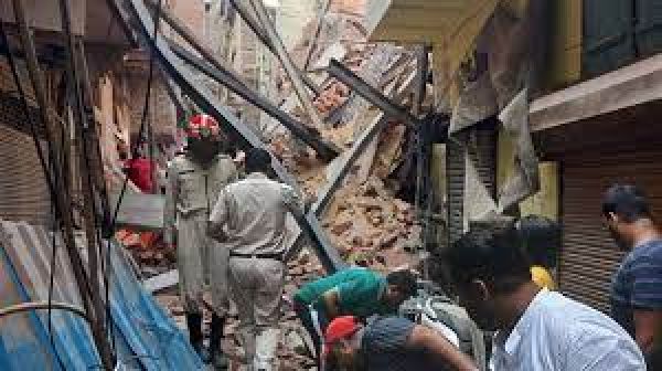 दिल्ली: आजाद मार्केट में बिल्डिंग गिरने से बड़ा हादसा, बच्चों समेत कई के दबे होने की आशंका
