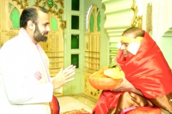मुकेश अंबानी ने श्रीनाथजी मंदिर में की पूजा अर्चना