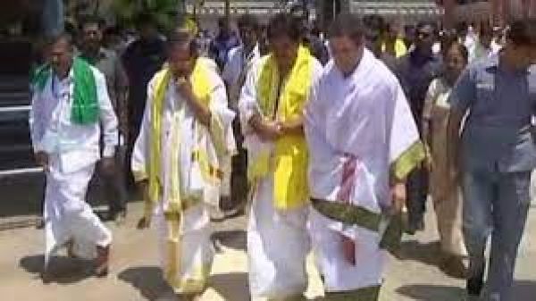 राहुल गांधी ने शिवगिरि मठ का दौरा कर श्री नारायण गुरु को श्रद्धांजलि दी