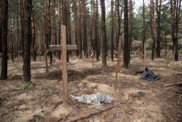 यूक्रेन : इजियम शहर के पास कब्रों से निकाले गए 440 से ज्यादा शव