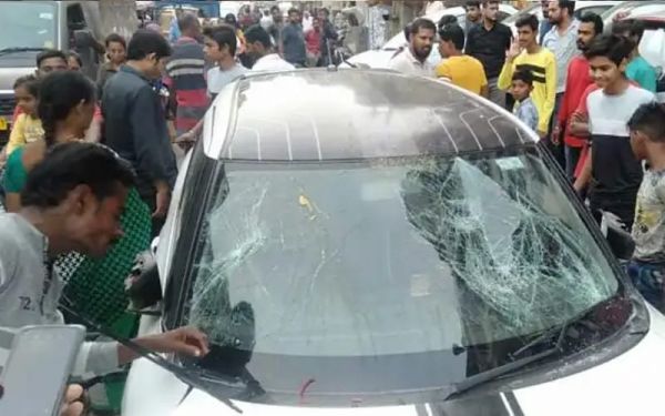 विश्वकर्मा जयंती की शोभा यात्रा की भीड़ में घुसी कार, महिला को गंभीर चोट