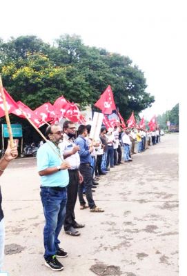 सम्मानजनक बोनस की मांग, बोरिया गेट पर बीएसपी कर्मियों का प्रदर्शन