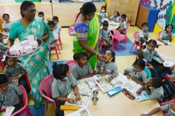 तमिलमाडु सरकार की प्रमुख योजना में मिली शिकायतें, बच्चों को वितरित किए जा रहे खराब स्कूल यूनिफॉर्म और किताबें