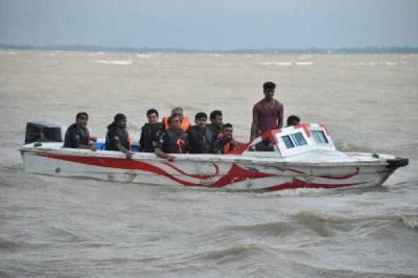 बांग्लादेश में नाव पलटने से मरने वालों की संख्या 61 तक पहुंची