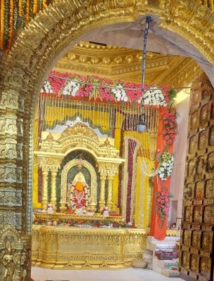 मां बम्लेश्वरी के नीचे मंदिर के दर पर बिखरी सोने की चमक