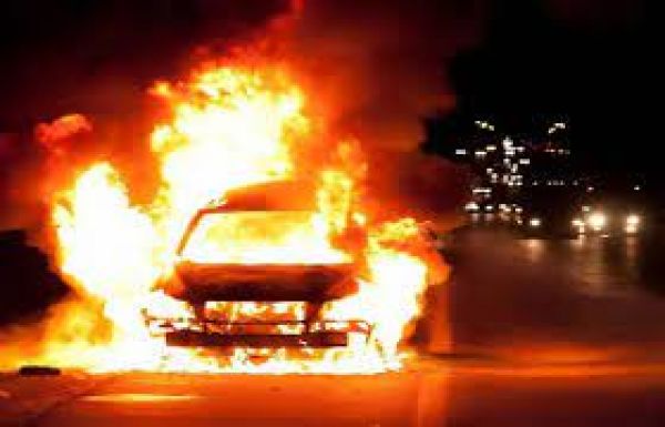 नोएडा में चलती कार में लगी आग, चालक ने गाड़ी से कूद कर बचाई जान