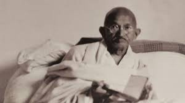 गांधी जयंती: जब चर्चिल ने पूछा- ‘गांधी मरे क्यों नहीं अब तक?’ - विवेचना