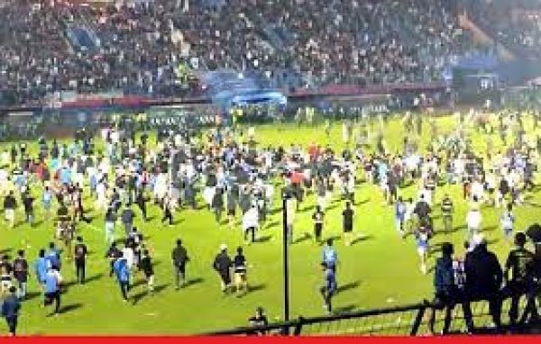 इंडोनेशिया : फुटबॉल मैच के बीच प्रशंसकों में मची भगदड़ से 129 लोगों की मौत
