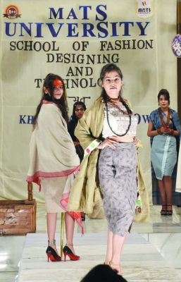 छग में हस्तशिल्प को बढ़ावा देने मैट्स में खादी फैशन शो