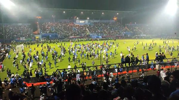 इंडोनेशिया: फ़ुटबॉल स्टेडियम में हुए हादसे में मरने वालों की तादाद 174 हुई