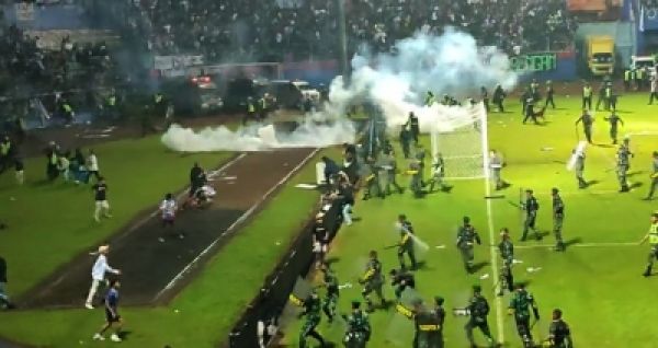 इंडोनेशिया ने घातक फुटबॉल भगदड़ की जांच के लिए बनाई जांच टीम