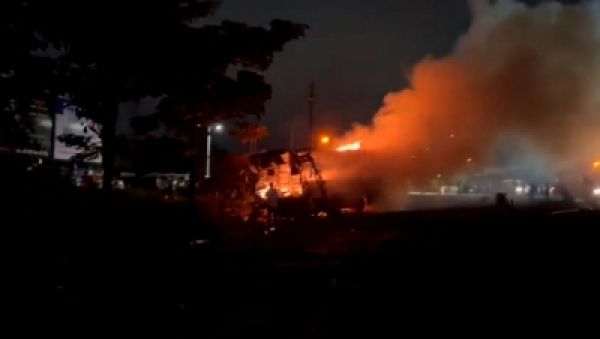 महाराष्ट्र : ट्रक से टकराने पर बस में लगी आग, 10 की मौत, 30 घायल