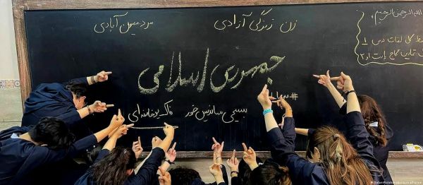 ईरान में हिजाब के विरोध से देश की सरकार नहीं बदलेगी