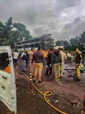 महाराष्ट्र : ट्रक से टकराने के बाद बस में आग लगी, 11 लोगों की मौत, 38 घायल