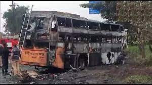 महाराष्ट्र : ट्रक से टकराने के बाद बस में आग लगी, 12 लोगों की मौत, 43 घायल