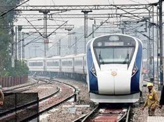 रेल कर्मियों की सतर्कता से वंदे भारत ट्रेन दुर्घटनाग्रस्त होने से बची, शताब्दी के रैक से यात्री गंतव्य को हुए रवाना