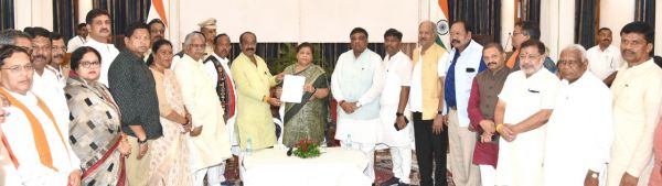 राज्यपाल सुश्री उइके से  चंदेल- साव के साथ भाजपा नेताओं की मुलाकात 