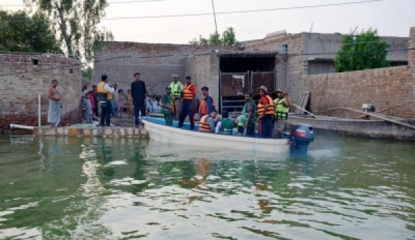 पाकिस्तान ने बाढ़ के बाद नए कर्ज के रूप में अरबों डॉलर की मांग की