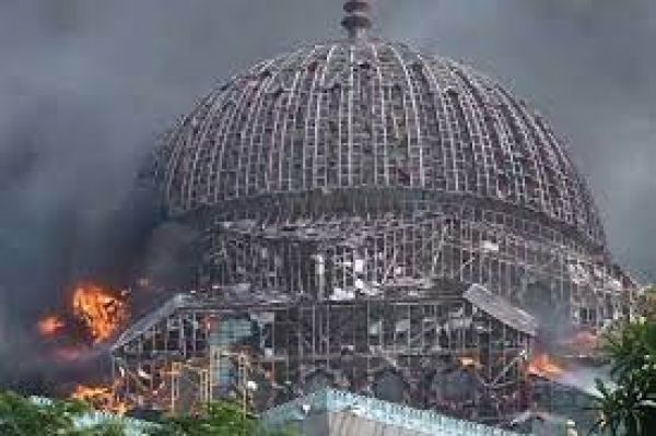 इंडोनेशिया: जकार्ता में इस्लामिक सेंटर की ग्रैंड मस्जिद में लगी आग, गुबंद गिरा