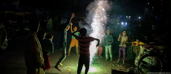 दिल्ली में पटाखे जलाने पर छह महीने की कैद