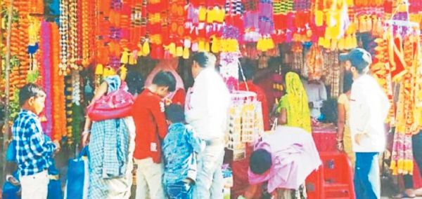 दो साल के बाद जोरदार मनेगी दीपावली, बाजारों में उमड़ रहे खरीदार