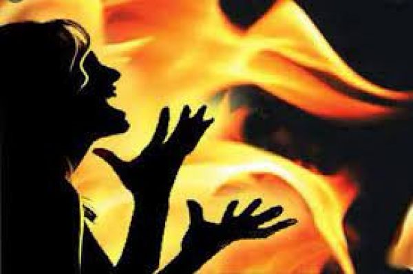 सहारनपुर में युवक ने पत्नी और सास के ऊपर पेट्रोल छिड़ककर आग लगायी, सास की मौत