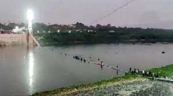गुजरात: मोरबी में नदी पर बना सस्पेंशन ब्रिज गिरा, 132 लोगों की मौत