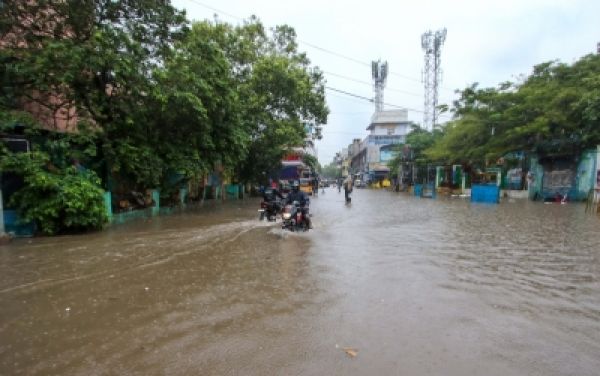 तमिलनाडु के इलाकों में भारी बारिश, 7 जिलों के स्कूलों में छुट्टी घोषित
