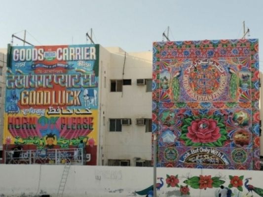 भारत, पाकिस्तान के कलाकार कतर में ट्रक कला का मना रहे जश्न 