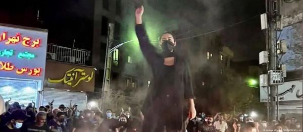 ईरान में पुलिस और प्रदर्शनकारी दोनों का हथियार है तकनीक