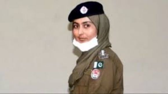 पाकिस्तान में सुर्खियां क्यों बटोर रही है ये महिला पुलिस ऑफ़िसर